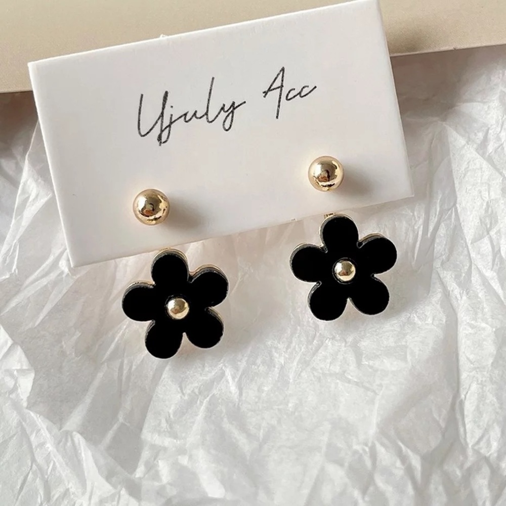 3/28💐 Black daisy Flower Gold Ball  Stud Earring
